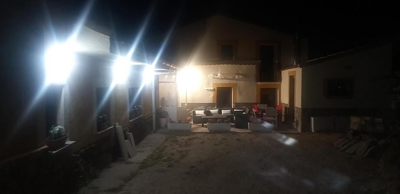נאבארדונדה דה גרדוס Casa Rural Los 7 Pinos De Gredos מראה חיצוני תמונה