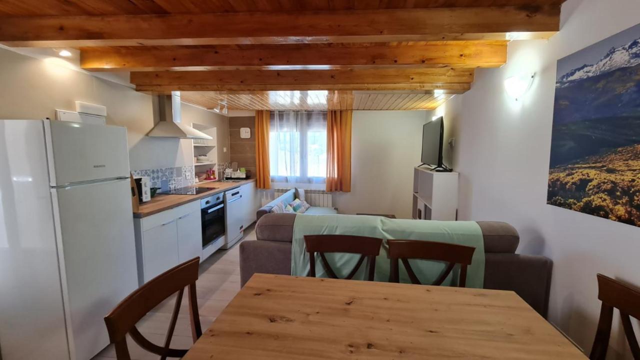 נאבארדונדה דה גרדוס Casa Rural Los 7 Pinos De Gredos מראה חיצוני תמונה